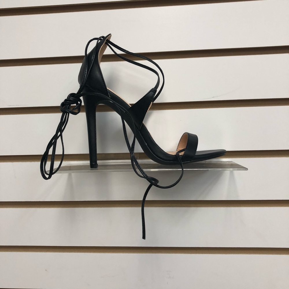Lace up the leg heel